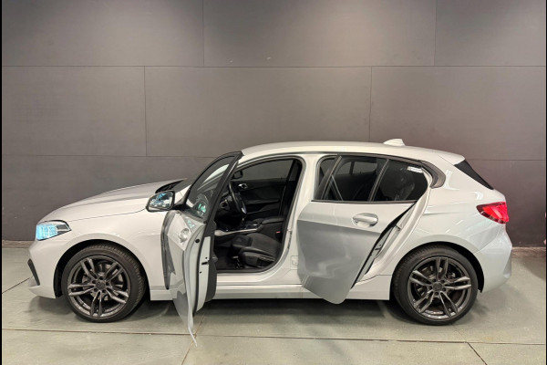 BMW 1-serie 118i Executive Edition V-COCKPIT/NAVI/LED/CARPLAY/ECC/PDC/CRUISE///