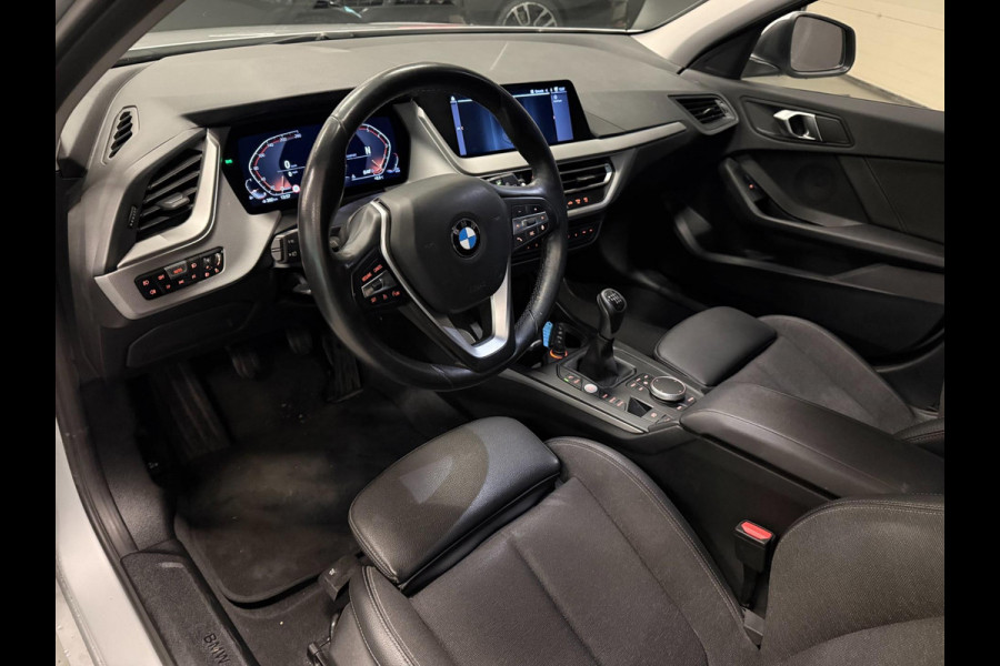 BMW 1-serie 118i Executive Edition V-COCKPIT/NAVI/LED/CARPLAY/ECC/PDC/CRUISE///