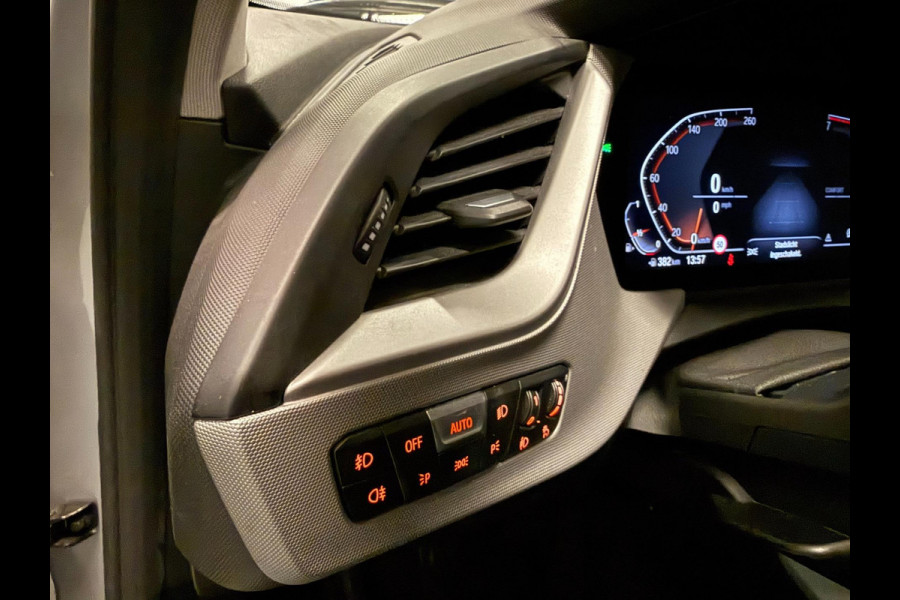 BMW 1-serie 118i Executive Edition V-COCKPIT/NAVI/LED/CARPLAY/ECC/PDC/CRUISE///