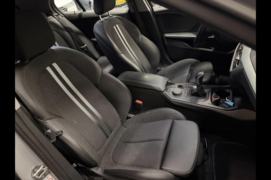 BMW 1-serie 118i Executive Edition V-COCKPIT/NAVI/LED/CARPLAY/ECC/PDC/CRUISE///