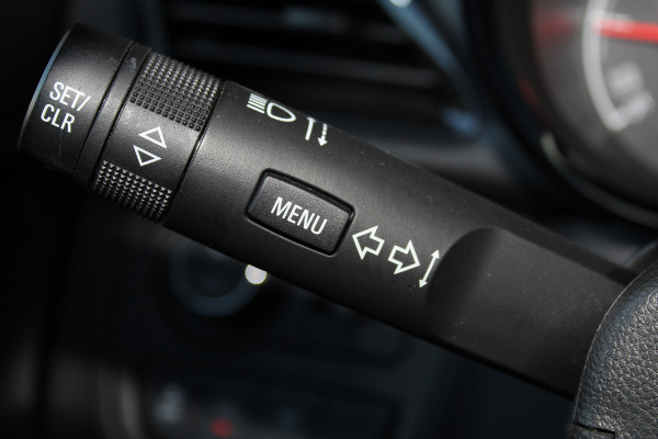 Opel KARL 1.0-75pk ecoFLEX Edition. Erg nette hoogzitter ! Slechts 59.000km ! Airco, parkeersensoren achter, cruise control, Bluetooth telefoonvoorbereidng, metallic lak etc.