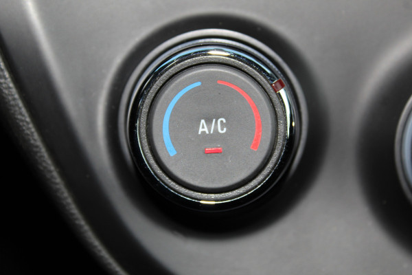 Opel KARL 1.0-75pk ecoFLEX Edition. Erg nette hoogzitter ! Slechts 59.000km ! Airco, parkeersensoren achter, cruise control, Bluetooth telefoonvoorbereidng, metallic lak etc.