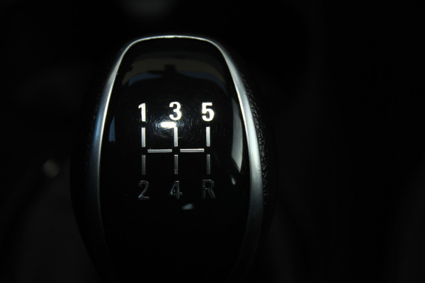 Opel KARL 1.0-75pk ecoFLEX Edition. Erg nette hoogzitter ! Slechts 59.000km ! Airco, parkeersensoren achter, cruise control, Bluetooth telefoonvoorbereidng, metallic lak etc.