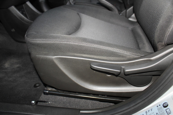 Opel KARL 1.0-75pk ecoFLEX Edition. Erg nette hoogzitter ! Slechts 59.000km ! Airco, parkeersensoren achter, cruise control, Bluetooth telefoonvoorbereidng, metallic lak etc.