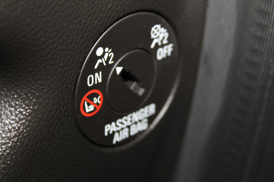 Opel KARL 1.0-75pk ecoFLEX Edition. Erg nette hoogzitter ! Slechts 59.000km ! Airco, parkeersensoren achter, cruise control, Bluetooth telefoonvoorbereidng, metallic lak etc.