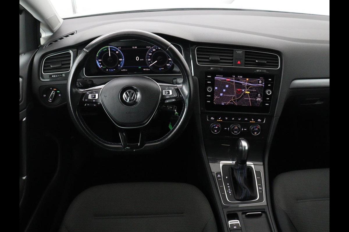 Volkswagen e-Golf E-DITION | Stoelverwarming | Warmtepomp | Carplay | Adaptive cruise | Virtual Cockpit | Navigatie | LED  Plus | Getint glas | Climate control