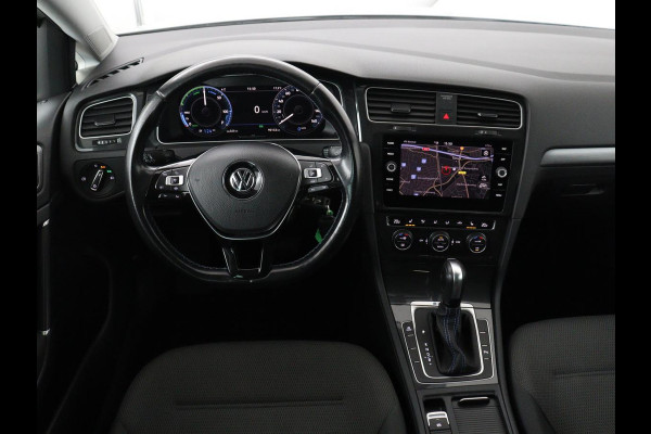 Volkswagen e-Golf E-DITION | Stoelverwarming | Warmtepomp | Carplay | Adaptive cruise | Virtual Cockpit | Navigatie | LED  Plus | Getint glas | Climate control