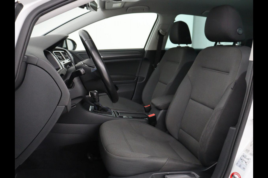 Volkswagen e-Golf E-DITION | Stoelverwarming | Warmtepomp | Carplay | Adaptive cruise | Virtual Cockpit | Navigatie | LED  Plus | Getint glas | Climate control