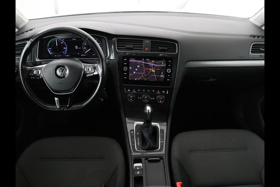 Volkswagen e-Golf E-DITION | Stoelverwarming | Warmtepomp | Carplay | Adaptive cruise | Virtual Cockpit | Navigatie | LED  Plus | Getint glas | Climate control