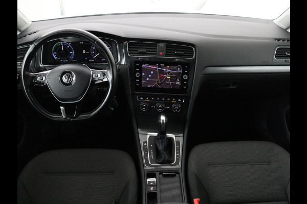 Volkswagen e-Golf E-DITION | Stoelverwarming | Warmtepomp | Carplay | Adaptive cruise | Virtual Cockpit | Navigatie | LED  Plus | Getint glas | Climate control
