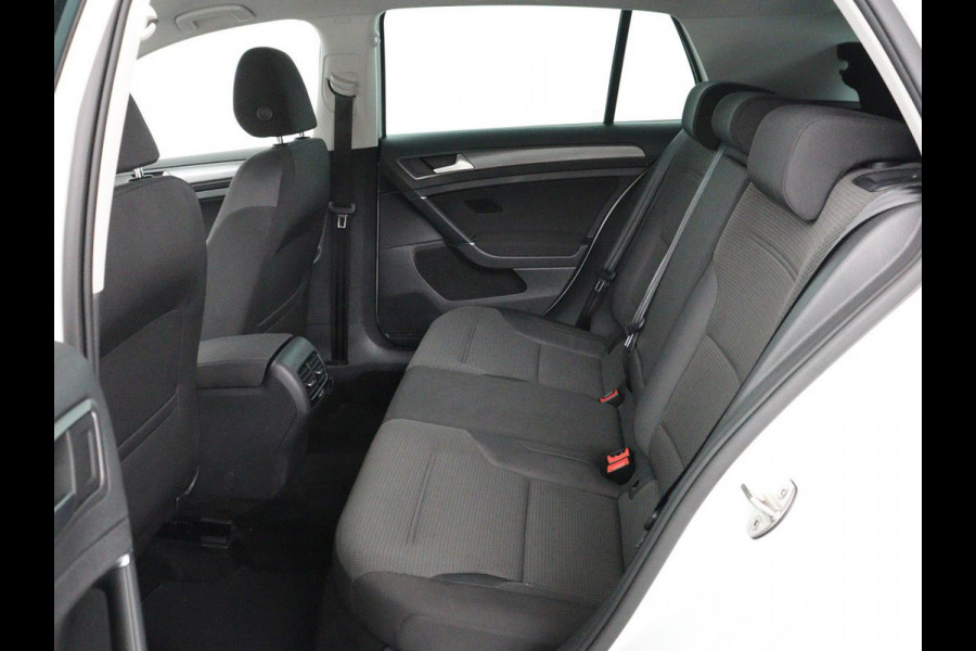 Volkswagen e-Golf E-DITION | Stoelverwarming | Warmtepomp | Carplay | Adaptive cruise | Virtual Cockpit | Navigatie | LED  Plus | Getint glas | Climate control