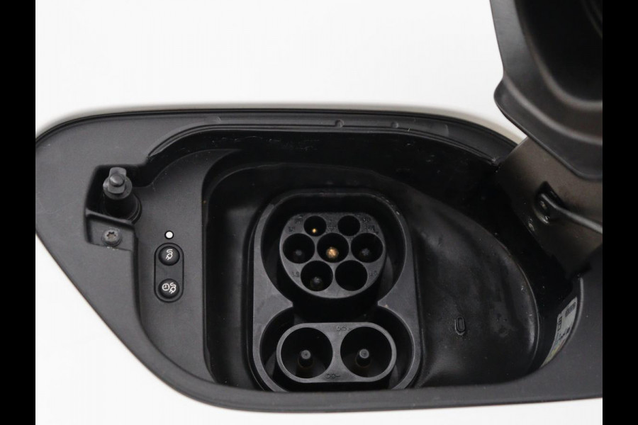 Volkswagen e-Golf E-DITION | Stoelverwarming | Warmtepomp | Carplay | Adaptive cruise | Virtual Cockpit | Navigatie | LED  Plus | Getint glas | Climate control