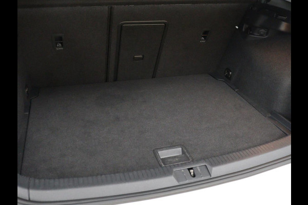 Volkswagen e-Golf E-DITION | Stoelverwarming | Warmtepomp | Carplay | Adaptive cruise | Virtual Cockpit | Navigatie | LED  Plus | Getint glas | Climate control