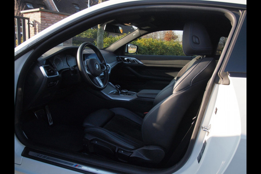 BMW 4 Serie Coupé 420i | M-Pakket | Camera | Sfeerverlichting | NL-Auto |