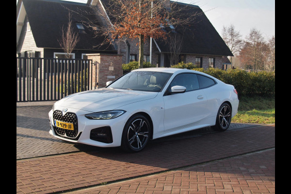 BMW 4 Serie Coupé 420i | M-Pakket | Camera | Sfeerverlichting | NL-Auto |