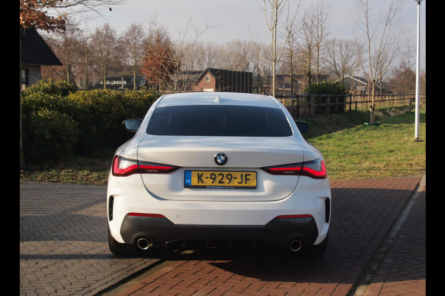 BMW 4 Serie Coupé 420i | M-Pakket | Camera | Sfeerverlichting | NL-Auto |