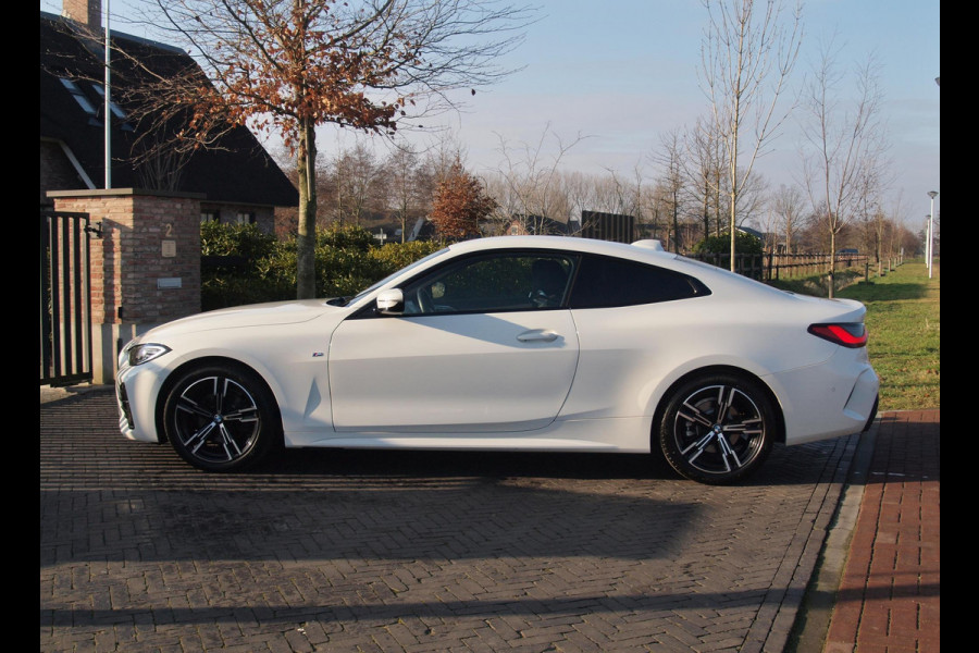 BMW 4 Serie Coupé 420i | M-Pakket | Camera | Sfeerverlichting | NL-Auto |