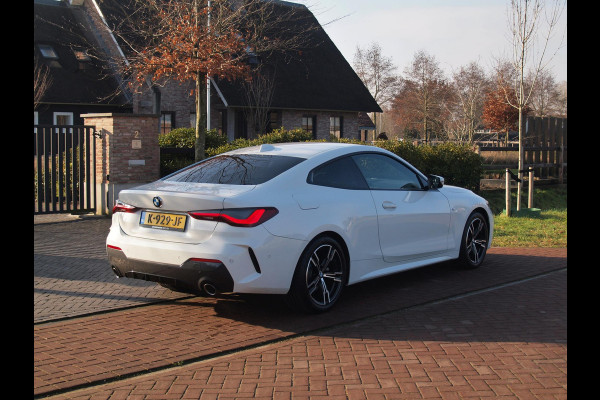BMW 4 Serie Coupé 420i | M-Pakket | Camera | Sfeerverlichting | NL-Auto |