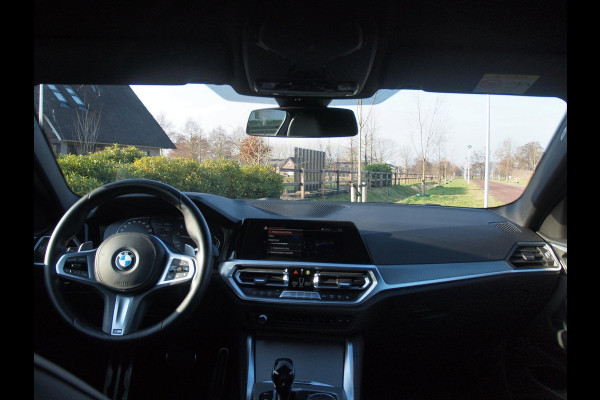 BMW 4 Serie Coupé 420i | M-Pakket | Camera | Sfeerverlichting | NL-Auto |