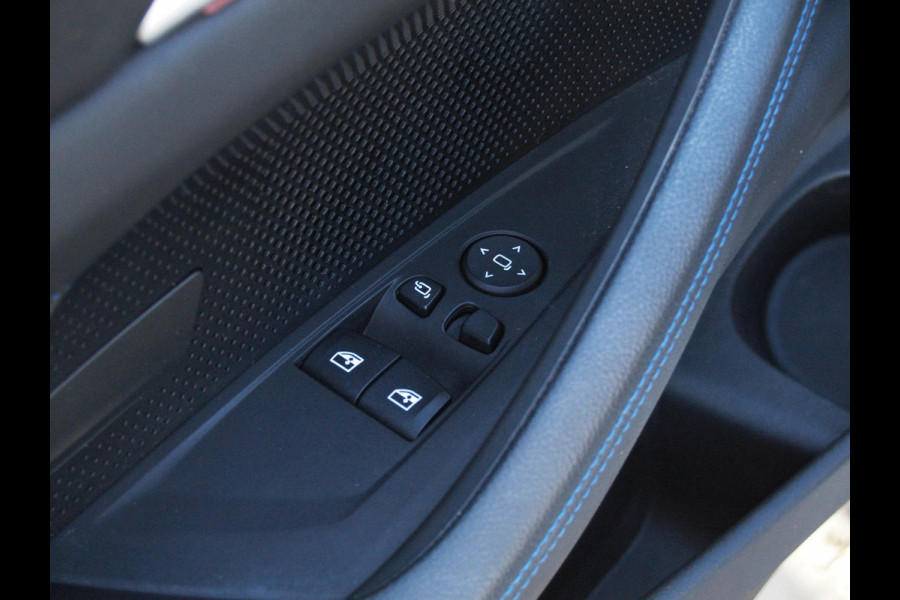 BMW 4 Serie Coupé 420i | M-Pakket | Camera | Sfeerverlichting | NL-Auto |