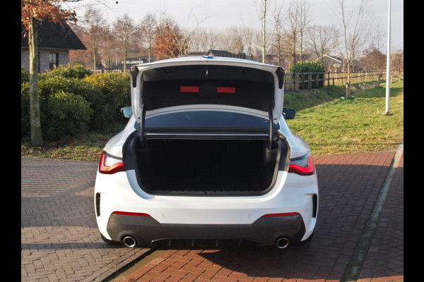 BMW 4 Serie Coupé 420i | M-Pakket | Camera | Sfeerverlichting | NL-Auto |