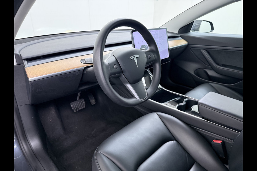 Tesla Model 3 RWD SR plus 325PK SOH 93% LFP Accu Lmv 18" AutoPilot Leder Panoramadak Adaptive-Cruise Camera's Elektr.-Stuur+Stoelen+Spiegels+G Navi LED DAB Voorverwarmen interieur via App Keyless One-Pedal-Drive Origineel Nederlandse auto Fabrieksgarantie op Accu en Motor tot 5-12-2028/160.000km