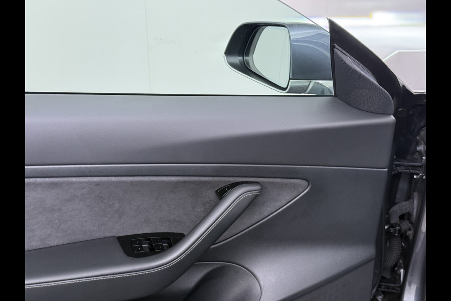 Tesla Model 3 RWD SR plus 325PK SOH 93% LFP Accu Lmv 18" AutoPilot Leder Panoramadak Adaptive-Cruise Camera's Elektr.-Stuur+Stoelen+Spiegels+G Navi LED DAB Voorverwarmen interieur via App Keyless One-Pedal-Drive Origineel Nederlandse auto Fabrieksgarantie op Accu en Motor tot 5-12-2028/160.000km