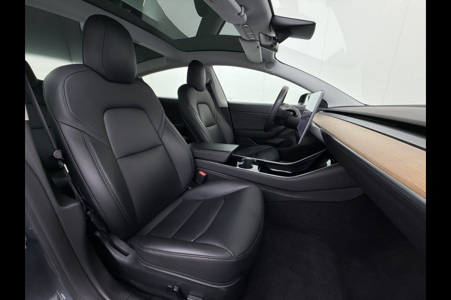 Tesla Model 3 RWD SR plus 325PK SOH 93% LFP Accu Lmv 18" AutoPilot Leder Panoramadak Adaptive-Cruise Camera's Elektr.-Stuur+Stoelen+Spiegels+G Navi LED DAB Voorverwarmen interieur via App Keyless One-Pedal-Drive Origineel Nederlandse auto Fabrieksgarantie op Accu en Motor tot 5-12-2028/160.000km