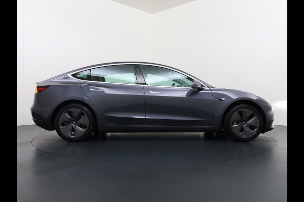 Tesla Model 3 RWD SR plus 325PK SOH 93% LFP Accu Lmv 18" AutoPilot Leder Panoramadak Adaptive-Cruise Camera's Elektr.-Stuur+Stoelen+Spiegels+G Navi LED DAB Voorverwarmen interieur via App Keyless One-Pedal-Drive Origineel Nederlandse auto Fabrieksgarantie op Accu en Motor tot 5-12-2028/160.000km
