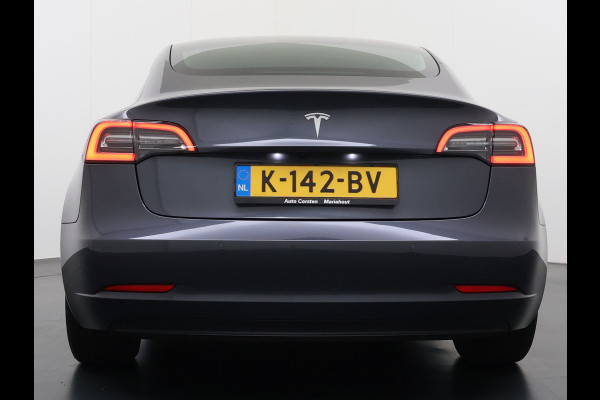 Tesla Model 3 RWD SR plus 325PK SOH 93% LFP Accu Lmv 18" AutoPilot Leder Panoramadak Adaptive-Cruise Camera's Elektr.-Stuur+Stoelen+Spiegels+G Navi LED DAB Voorverwarmen interieur via App Keyless One-Pedal-Drive Origineel Nederlandse auto Fabrieksgarantie op Accu en Motor tot 5-12-2028/160.000km