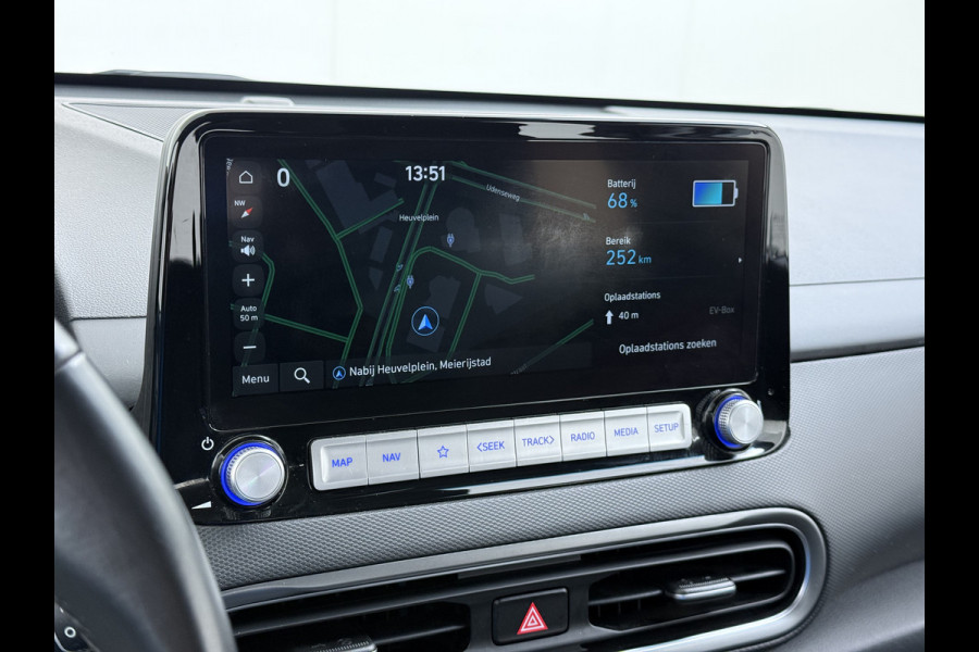 Hyundai Kona EV Comfort 64kWh FACELIFT SOH 100% Fase 3 Laden All-Season Banden Navi Ecc Adap.Cruise Camera Krell®-Audio Apple Carplay Android Keyless Subwoofer Led Lmv Rijstrooksensor Forward Collision-Avoidance Bluetooth 1e Eigenaar Origineel Nederlandse Auto