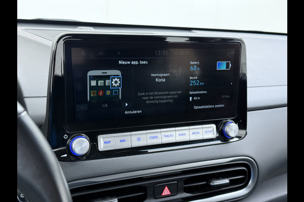 Hyundai Kona EV Comfort 64kWh FACELIFT SOH 100% Fase 3 Laden All-Season Banden Navi Ecc Adap.Cruise Camera Krell®-Audio Apple Carplay Android Keyless Subwoofer Led Lmv Rijstrooksensor Forward Collision-Avoidance Bluetooth 1e Eigenaar Origineel Nederlandse Auto