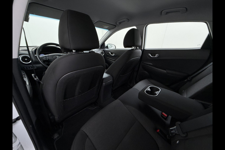 Hyundai Kona EV Comfort 64kWh FACELIFT SOH 100% Fase 3 Laden All-Season Banden Navi Ecc Adap.Cruise Camera Krell®-Audio Apple Carplay Android Keyless Subwoofer Led Lmv Rijstrooksensor Forward Collision-Avoidance Bluetooth 1e Eigenaar Origineel Nederlandse Auto