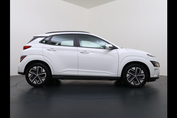 Hyundai Kona EV Comfort 64kWh FACELIFT SOH 100% Fase 3 Laden All-Season Banden Navi Ecc Adap.Cruise Camera Krell®-Audio Apple Carplay Android Keyless Subwoofer Led Lmv Rijstrooksensor Forward Collision-Avoidance Bluetooth 1e Eigenaar Origineel Nederlandse Auto