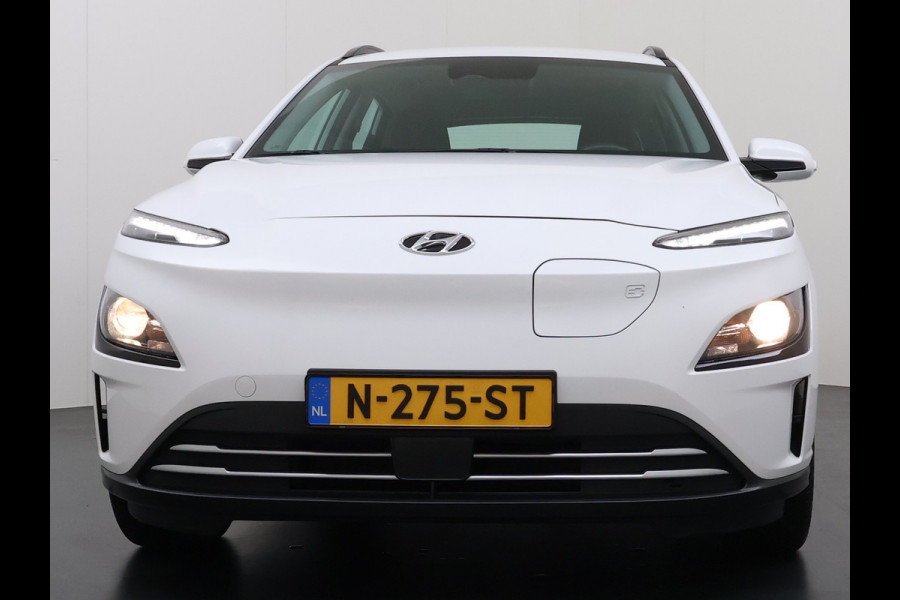 Hyundai Kona EV Comfort 64kWh FACELIFT SOH 100% Fase 3 Laden All-Season Banden Navi Ecc Adap.Cruise Camera Krell®-Audio Apple Carplay Android Keyless Subwoofer Led Lmv Rijstrooksensor Forward Collision-Avoidance Bluetooth 1e Eigenaar Origineel Nederlandse Auto