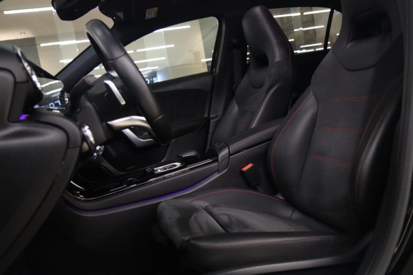 Mercedes-Benz A-Klasse 200 AMG-LINE NAP/PANO/HUD/STOELV/CARPLAY/ACC/BOMVOL