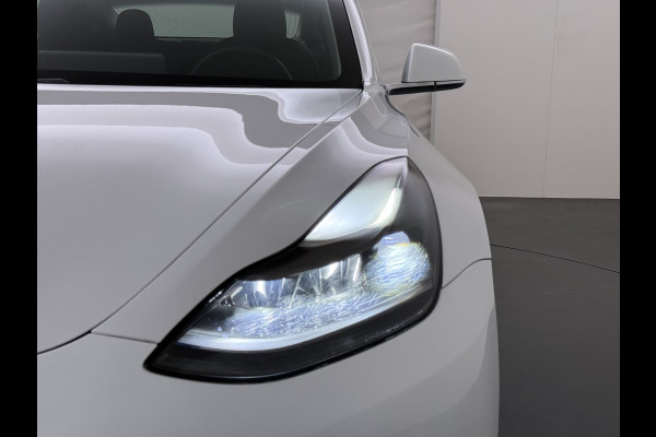 Tesla Model 3 RWD SR plus 325PK SOH 90% LFP Accu Lmv 19" AutoPilot Leder Panoramadak Adaptive-Cruise Camera's Elektr.-Stuur+Stoelen+Spiegels+G Navi LED DAB Voorverwarmen interieur via App Keyless One-Pedal-Drive 1e Eigenaar Origineel Nederlandse Auto Fabrieksgarantie op motor en accu tot 05-12-2028/160.000km