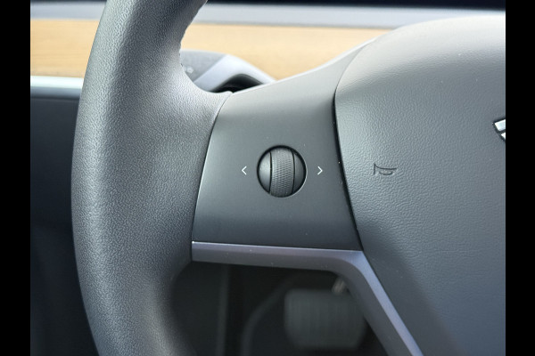 Tesla Model 3 RWD SR plus 325PK SOH 90% LFP Accu Lmv 19" AutoPilot Leder Panoramadak Adaptive-Cruise Camera's Elektr.-Stuur+Stoelen+Spiegels+G Navi LED DAB Voorverwarmen interieur via App Keyless One-Pedal-Drive 1e Eigenaar Origineel Nederlandse Auto Fabrieksgarantie op motor en accu tot 05-12-2028/160.000km