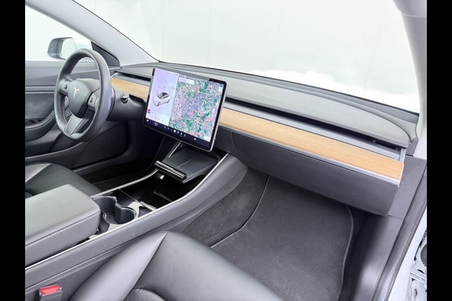 Tesla Model 3 RWD SR plus 325PK SOH 90% LFP Accu Lmv 19" AutoPilot Leder Panoramadak Adaptive-Cruise Camera's Elektr.-Stuur+Stoelen+Spiegels+G Navi LED DAB Voorverwarmen interieur via App Keyless One-Pedal-Drive 1e Eigenaar Origineel Nederlandse Auto Fabrieksgarantie op motor en accu tot 05-12-2028/160.000km