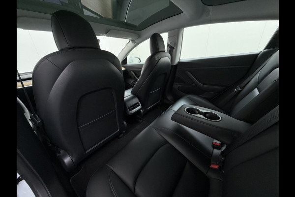 Tesla Model 3 RWD SR plus 325PK SOH 90% LFP Accu Lmv 19" AutoPilot Leder Panoramadak Adaptive-Cruise Camera's Elektr.-Stuur+Stoelen+Spiegels+G Navi LED DAB Voorverwarmen interieur via App Keyless One-Pedal-Drive 1e Eigenaar Origineel Nederlandse Auto Fabrieksgarantie op motor en accu tot 05-12-2028/160.000km