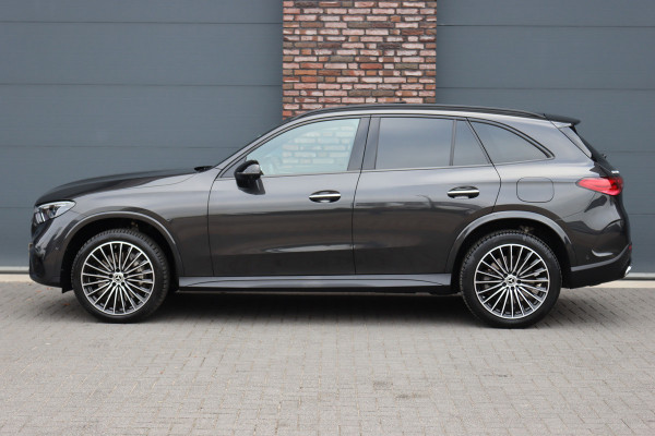 Mercedes-Benz GLC 300e 4MATIC AMG Line | Distronic | Panoramadak | Trekhaak | Memory | Burmester | Verwarmd Stuurwiel | Digital Light | Surround Camera | Keyless Go | Dodehoekassistent |