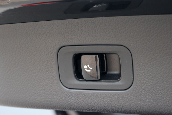 Mercedes-Benz GLC 300e 4MATIC AMG Line | Distronic | Panoramadak | Trekhaak | Memory | Burmester | Verwarmd Stuurwiel | Digital Light | Surround Camera | Keyless Go | Dodehoekassistent |
