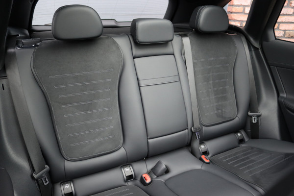 Mercedes-Benz GLC 300e 4MATIC AMG Line | Distronic | Panoramadak | Trekhaak | Memory | Burmester | Verwarmd Stuurwiel | Digital Light | Surround Camera | Keyless Go | Dodehoekassistent |