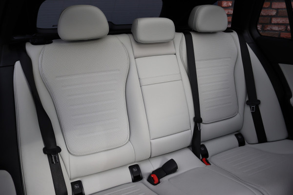 Mercedes-Benz C-Klasse Estate 300 e AMG Line | Distronic+ | Panoramadak | Memory | Stoelverwarming/-ventilatie | Verwarmd Stuurwiel | HUD | Leder | Digital Light | Surround Camera |