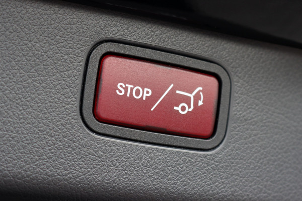 Mercedes-Benz C-Klasse Estate 300 e AMG Line | Distronic+ | Panoramadak | Memory | Stoelverwarming/-ventilatie | Verwarmd Stuurwiel | HUD | Leder | Digital Light | Surround Camera |