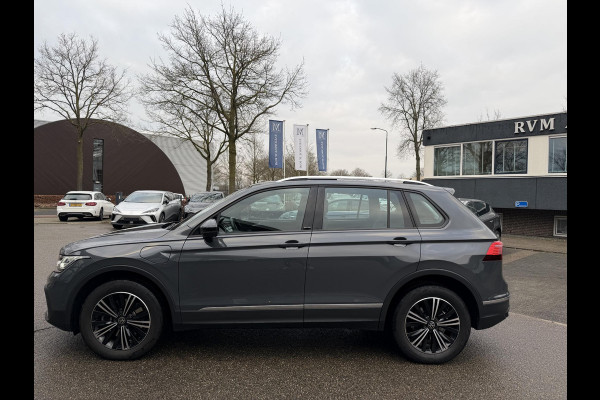 Volkswagen Tiguan 1.4 TSI eHybrid Active PHEV 245PK COMPLEET!| HUD HEAD-UP DISPLAY | PANODAK | ELEKTRISCHE TREKHAAK | 360 CAMERA | VIRTUAL DISPLAY |WINTERPACK STUUR + STOELVERWARMING | DEALER ONDERHOUDEN |