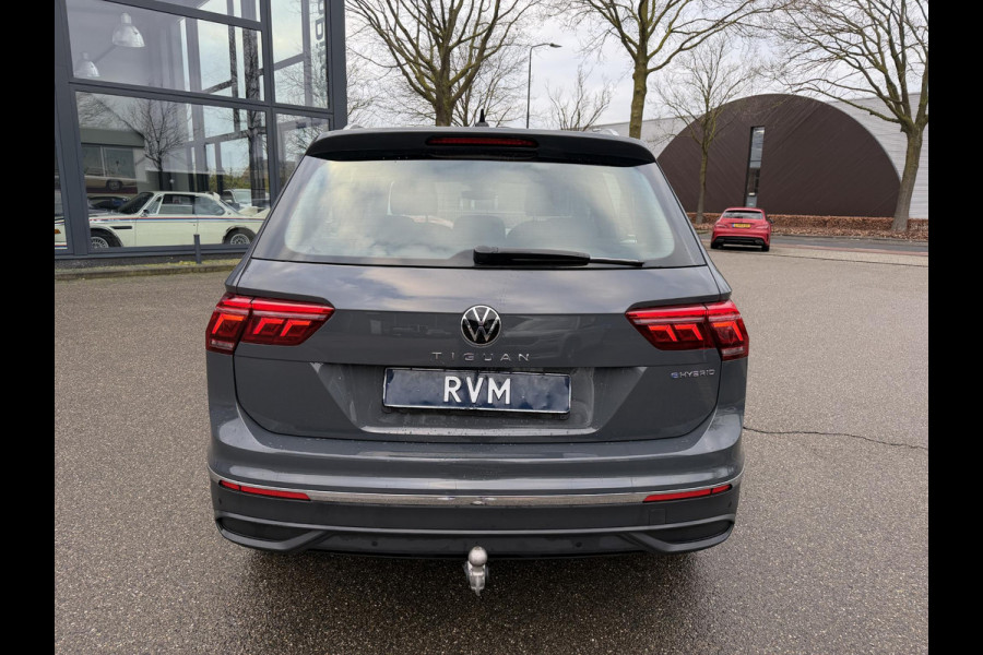 Volkswagen Tiguan 1.4 TSI eHybrid Active PHEV 245PK COMPLEET!| HUD HEAD-UP DISPLAY | PANODAK | ELEKTRISCHE TREKHAAK | 360 CAMERA | VIRTUAL DISPLAY |WINTERPACK STUUR + STOELVERWARMING | DEALER ONDERHOUDEN |