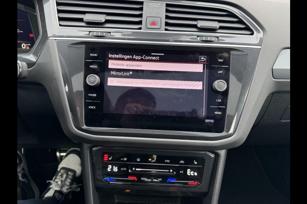 Volkswagen Tiguan 1.4 TSI eHybrid Active PHEV 245PK COMPLEET!| HUD HEAD-UP DISPLAY | PANODAK | ELEKTRISCHE TREKHAAK | 360 CAMERA | VIRTUAL DISPLAY |WINTERPACK STUUR + STOELVERWARMING | DEALER ONDERHOUDEN |