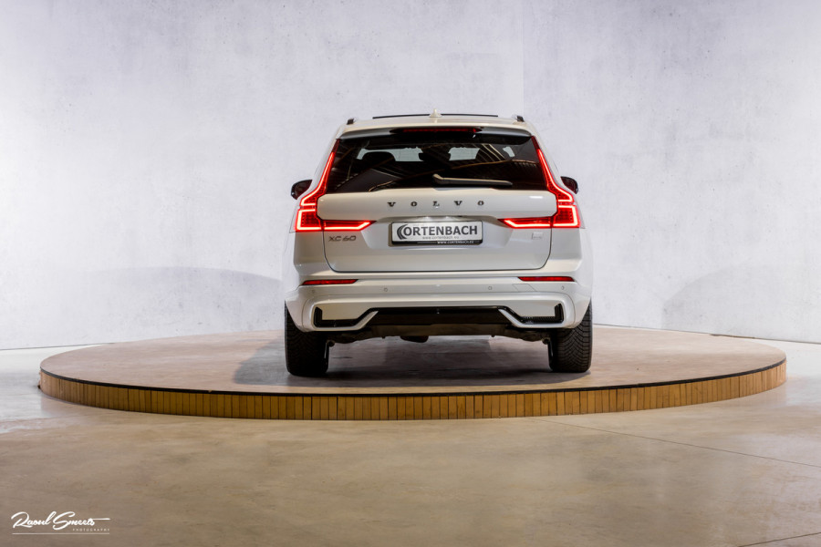 Volvo XC60 2.0 T6 Plug-in hybrid AWD Plus Dark | Long Range | Panorama dak | Zwenkbare trekhaak | Harman Kardon | Memory |