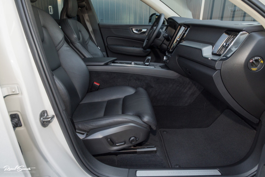 Volvo XC60 2.0 T6 Plug-in hybrid AWD Plus Dark | Long Range | Panorama dak | Zwenkbare trekhaak | Harman Kardon | Memory |